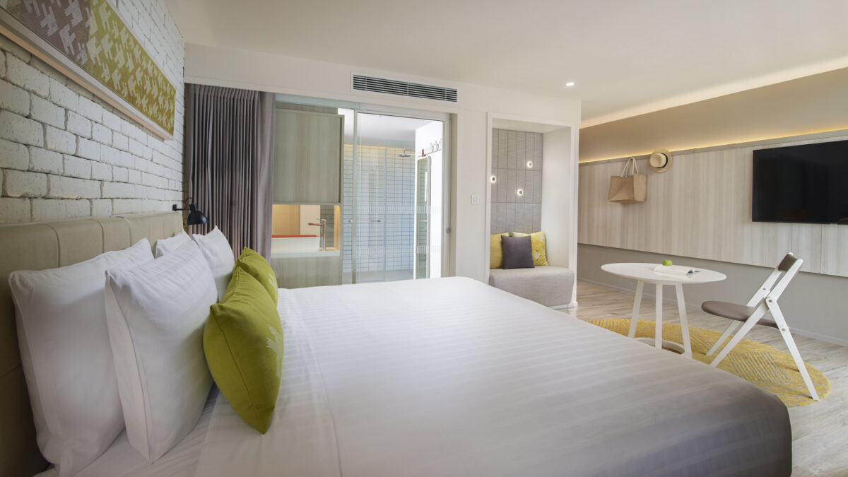 studio with balcony king bed 1