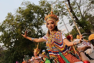 The Melting Pot of Bangkok: the City's Rich Heritage and Diversity 6 The Melting Pot of Bangkok The Melting Pot of Bangkok: the City's Rich Heritage and Diversity